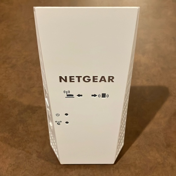 Nighthawk® X4 Dual-band WiFi Mesh Extender, 2.2Gbps, Wall-plug, Internal Antenna - Picture 2 of 4